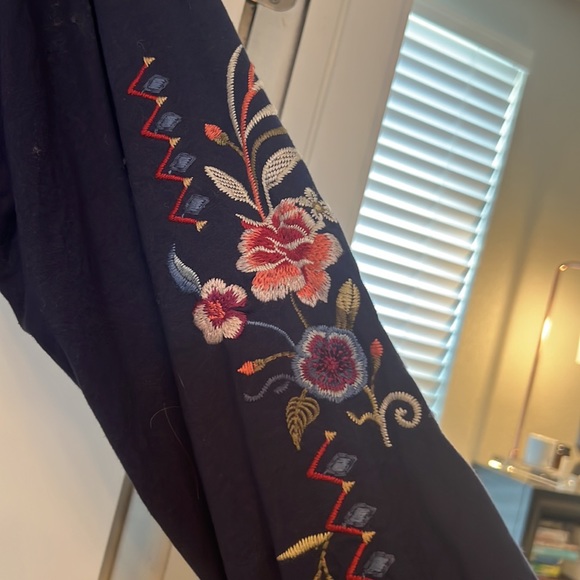 Beautiful gently worn embroidered johnny was sweatshirt - Picture 2 of 4